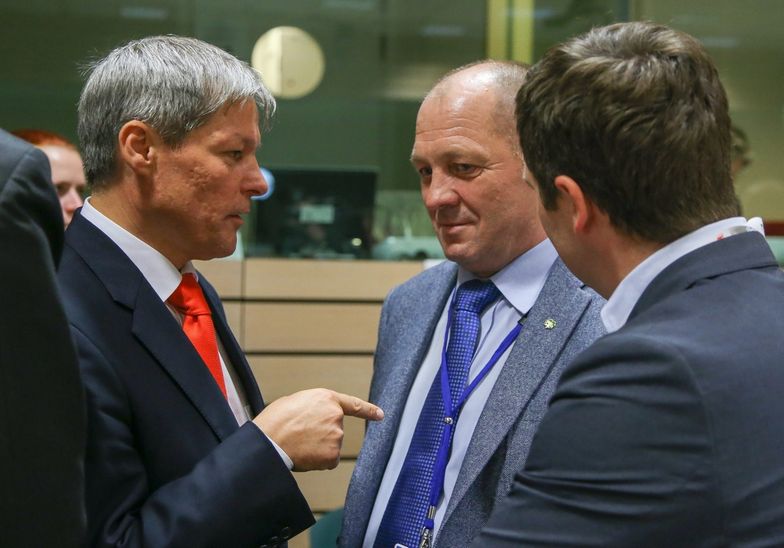 Dacian Ciolos (z lewej) i Marek Sawicki (w środku) podczas rozmów w Brukseli</br>