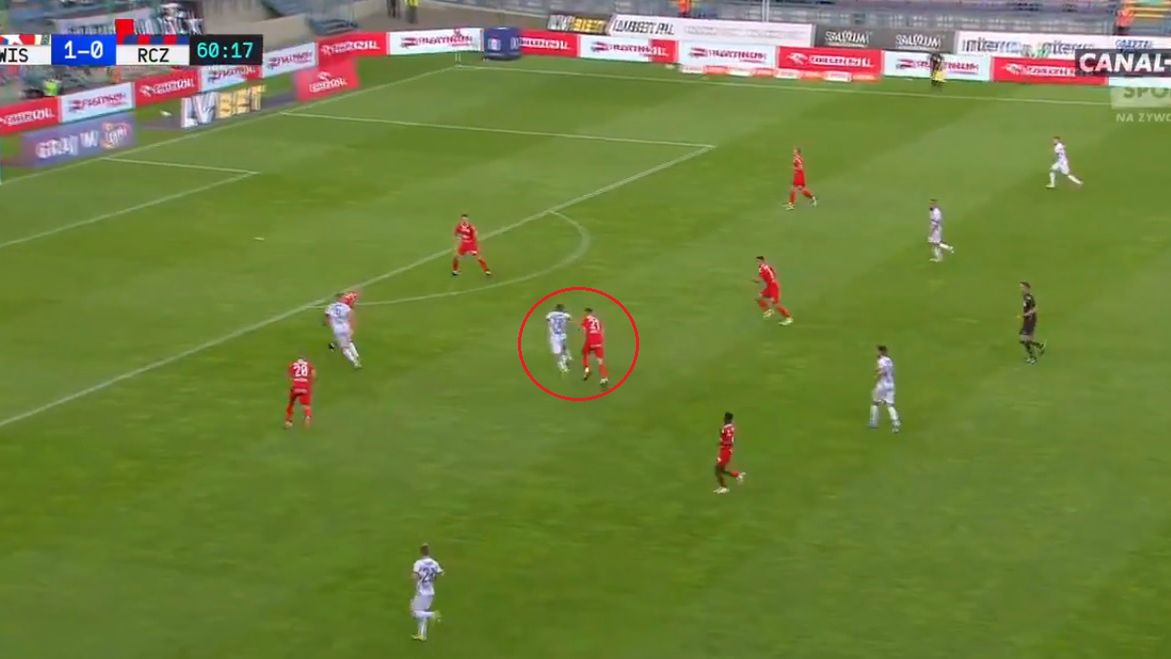 Twitter / CANALPLUS_SPORT / Na zdjęciu: Marcin Cebula strzela bramkę