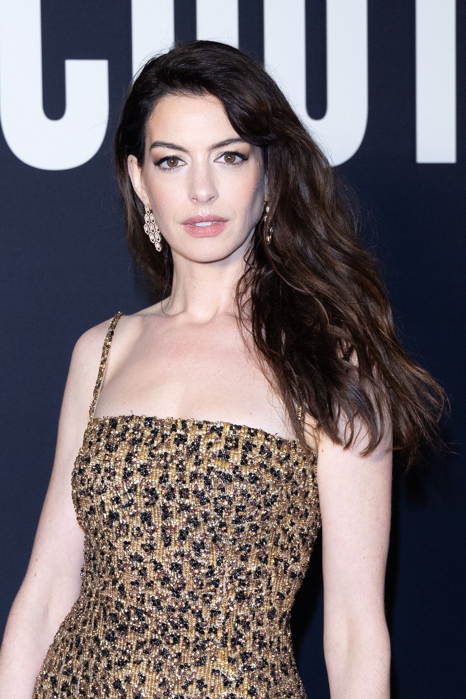 Anne Hathaway bryluje z mężem na paryskim Fashion Weeku
