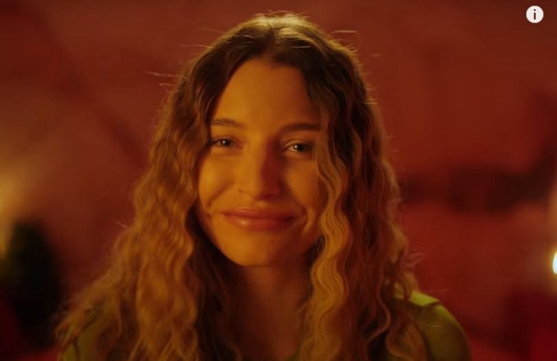 Julia Wieniawa w teledysku duetu Kacperczyk