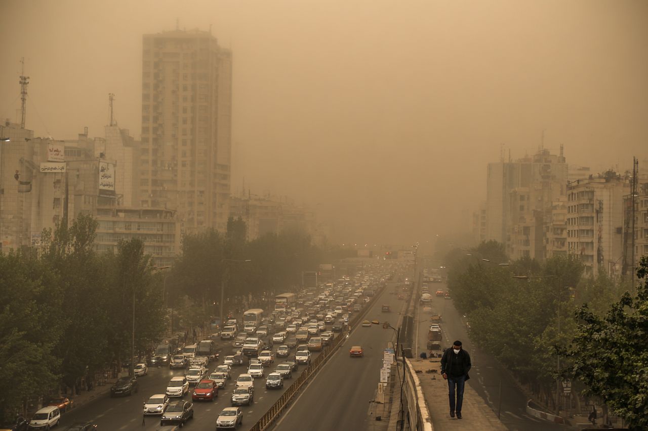 Teheran w chmurze trucizny – po nalotach na rafinerie mieszkańcy mają zostać w domach