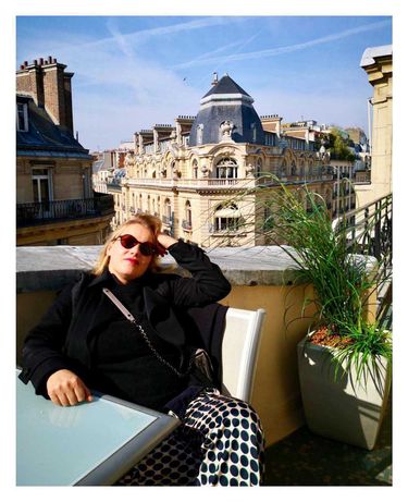 Joanna Kulig pozuje na tle katedry Notre Dame w Paryżu