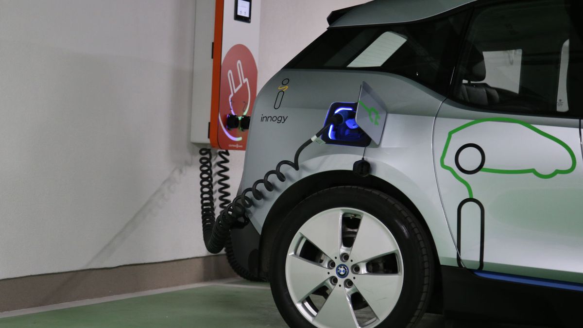 Mała liczba ładowarek to jeden z powodów, dla których Polacy niechętnie wybierają elektryki