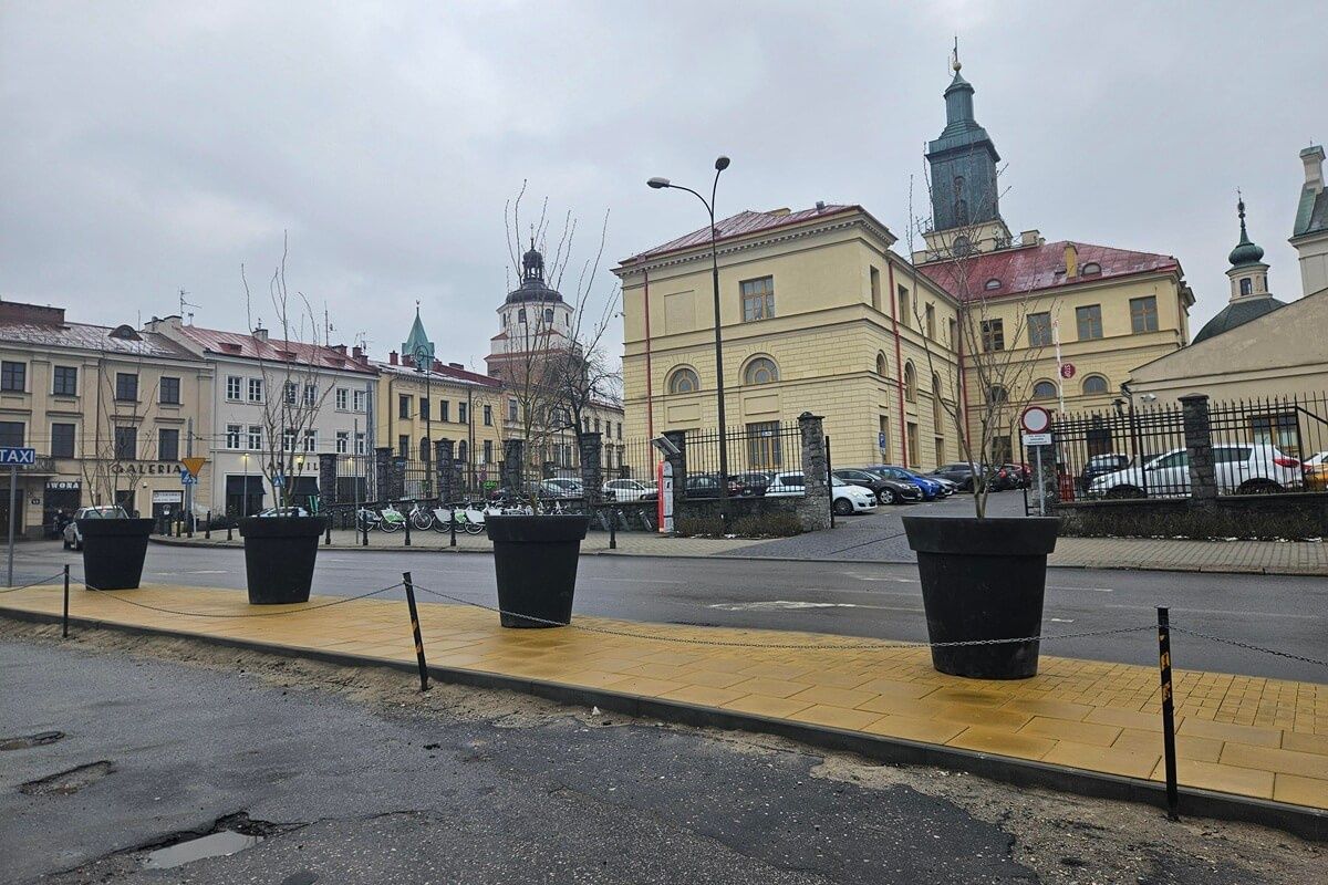 Donice z drzewami na ul. Bajkowskiego w Lublinie