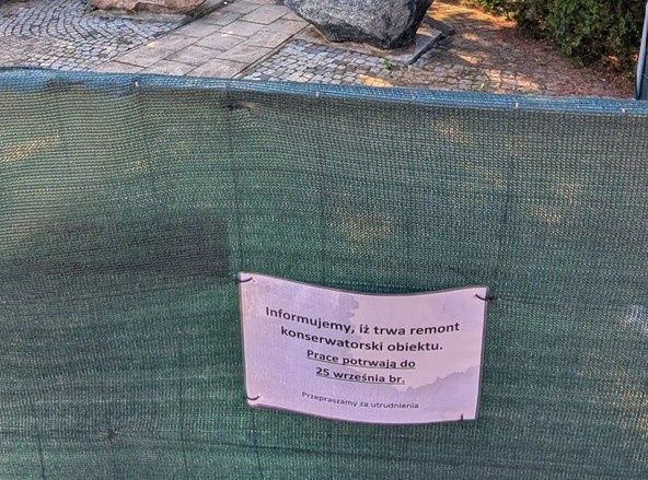 Taka kartka tuż przed rocznicą Powstania Warszawskiego. Przewodnik pisze o skandalu