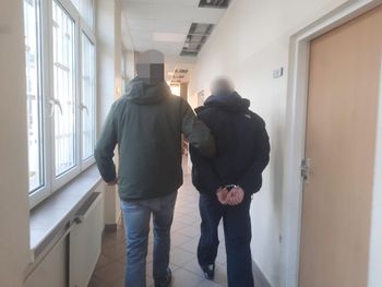 Warszawa: Nie otworzył policjantom, przez balkon wyrzucił torbę z kilogramem narkotyków. 33-latek zatrzymany