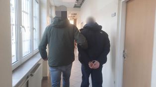 Warszawa: Nie otworzył policjantom, przez balkon wyrzucił torbę z kilogramem narkotyków. 33-latek zatrzymany