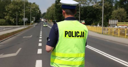 Zakazany napis na samochodzie. Policja i sądy wlepiły mu sporą karę