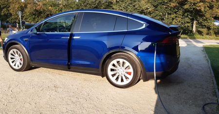 Auta elektryczne traktowane inaczej przez skarbówkę niż tradycyjne. Podatkowa zagwozdka