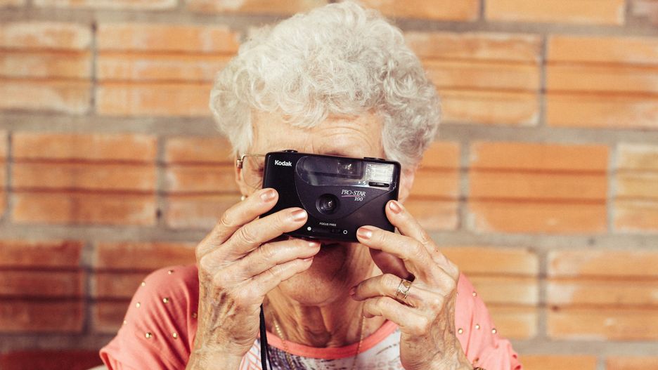 babcia senior seniorka aparat fotograficzny