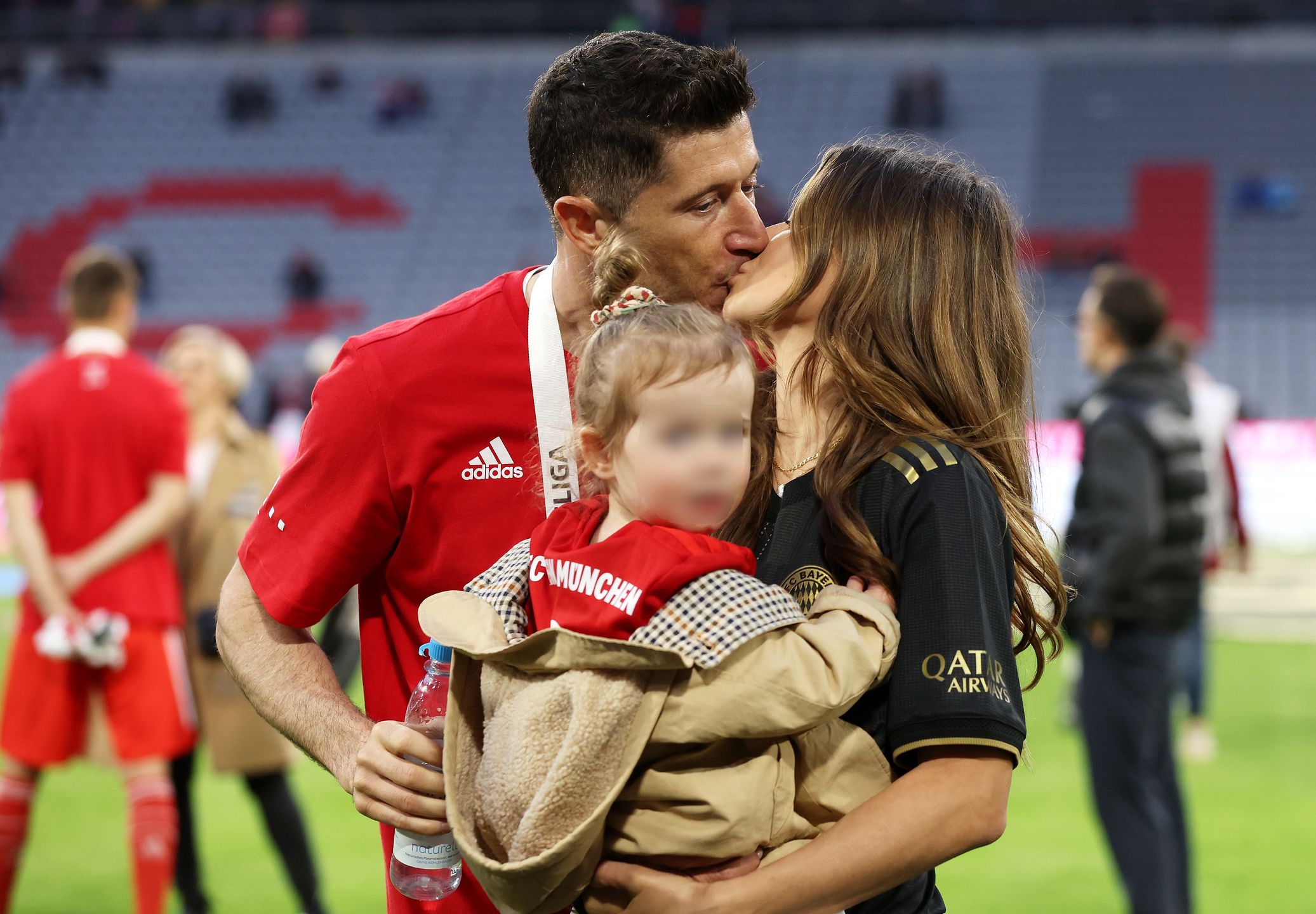 Robert Lewandowski świętuje nowy tytuł wraz z Anią i córkami. Uroczo? 