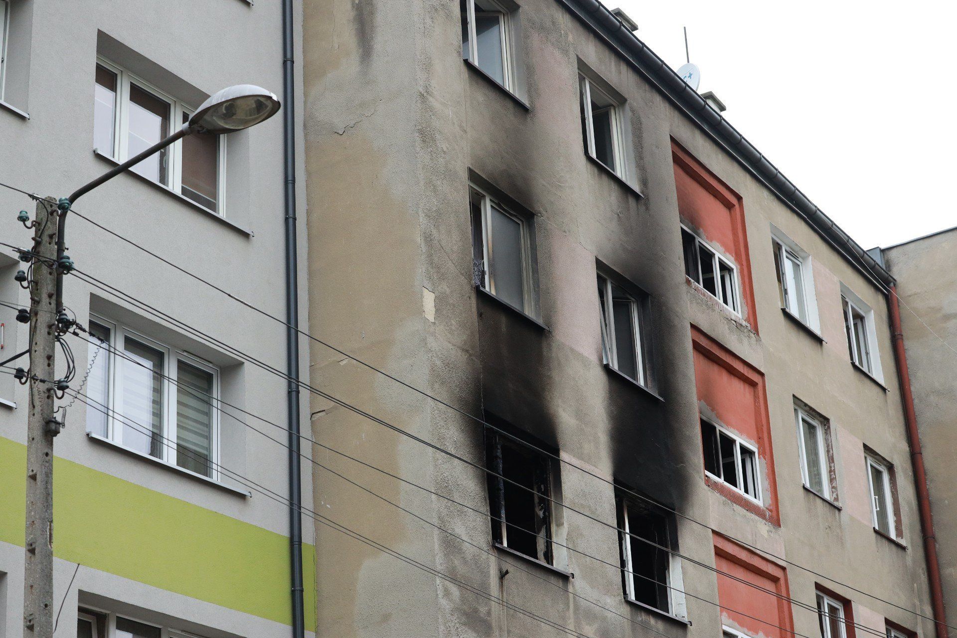 Dramatyczna noc w Chorzowie. Mieszkanka bloku, gdzie doszło do tragicznego pożaru: &#34;Nagle ktoś zaczął przeraźliwie walić w drzwi&#34;