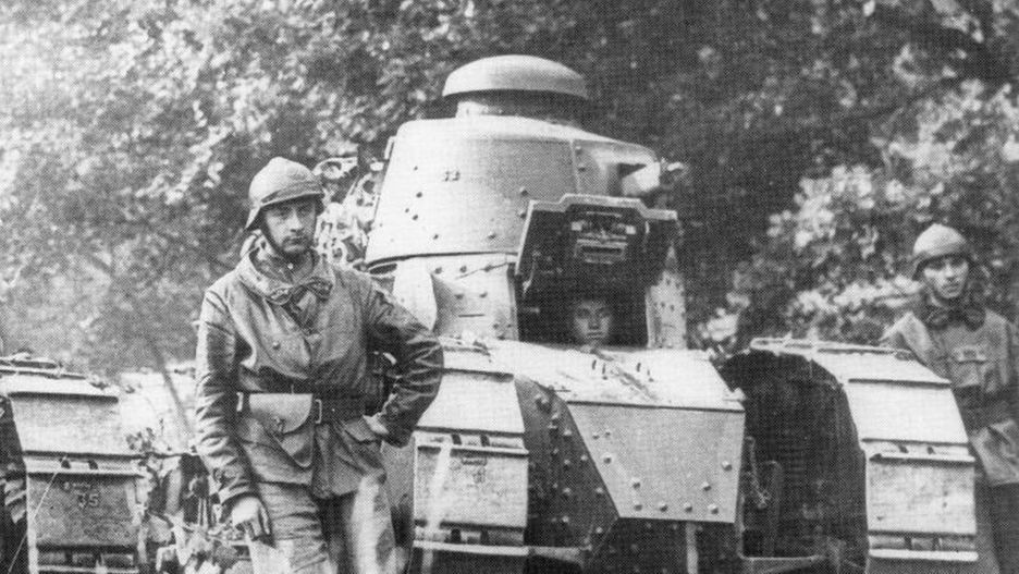 W 1939 Francja, obok nowoczesnych modeli sprzętu, wciąż używała setek czołgów Renault FT, pamiętających I wojnę światową