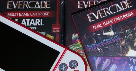 Evercade. Ta konsola nie ma prawa istnieć