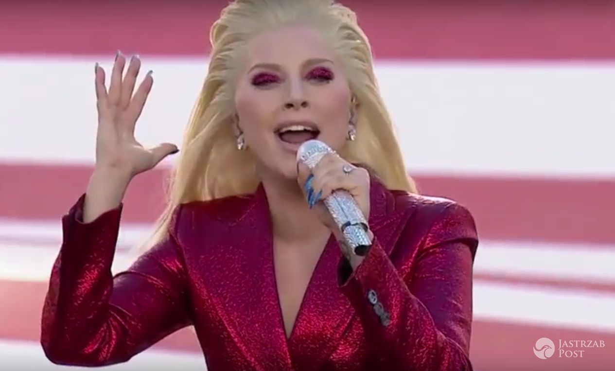 Lady Gaga na Super Bowl 2016 śpiewa hymn
