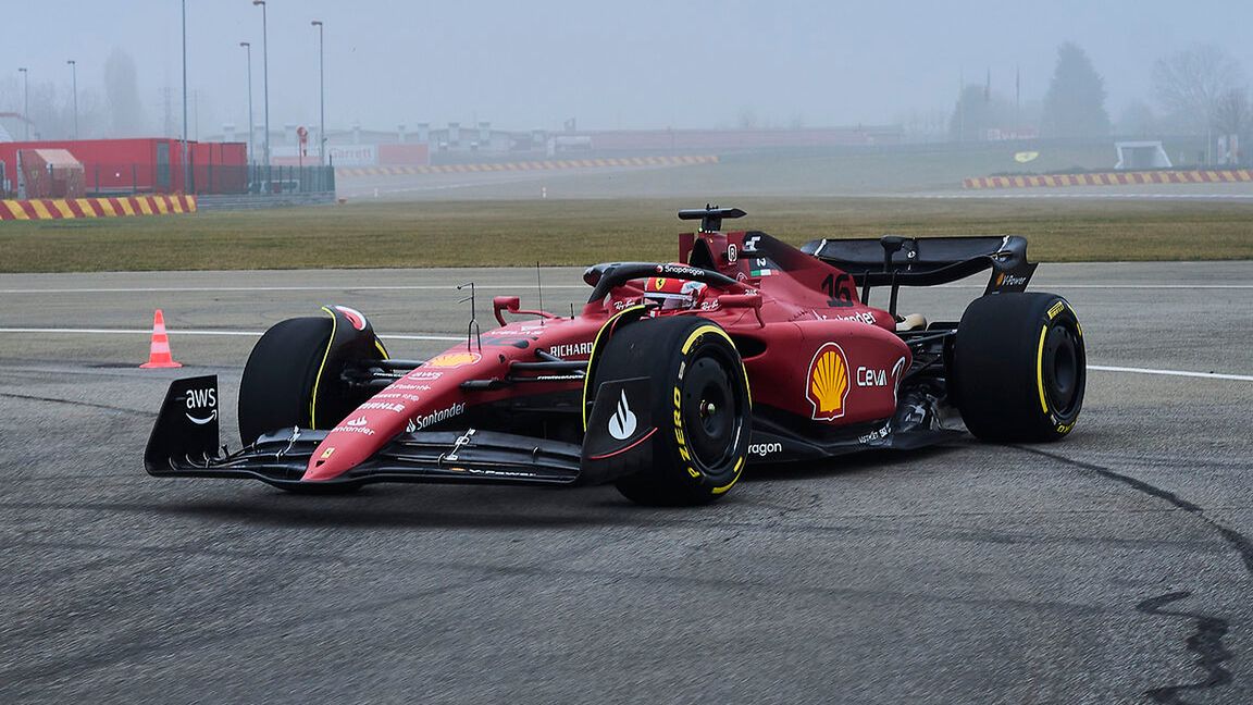 Zdjęcie okładkowe artykułu: Materiały prasowe / Ferrari / Na zdjęciu: Charles Leclerc za kierownicą Ferrari