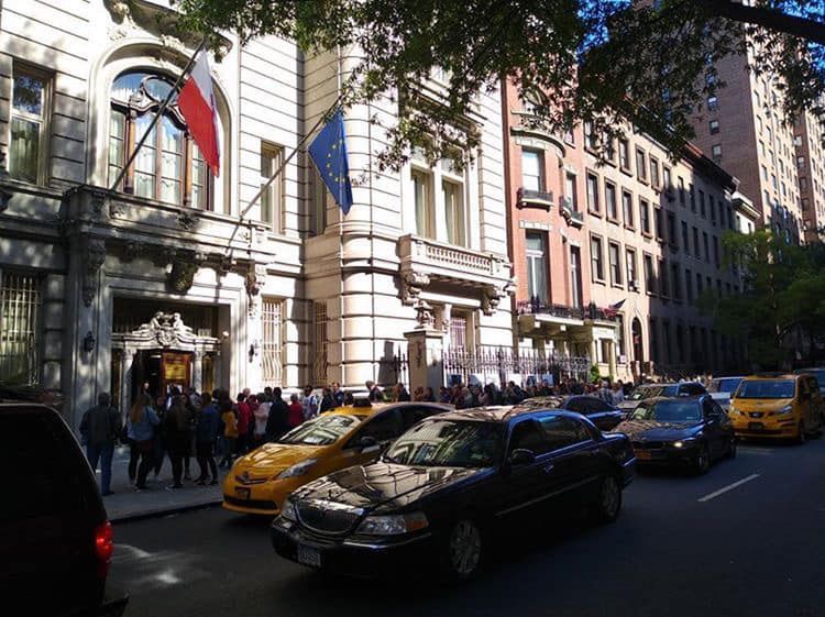 Polacy w USA już głosują. Długa kolejka przed konsulatem w Nowym Jorku