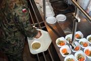 Skandal na talerzu! Śmierdzące kiełbasy na żołnierskiej stołówce