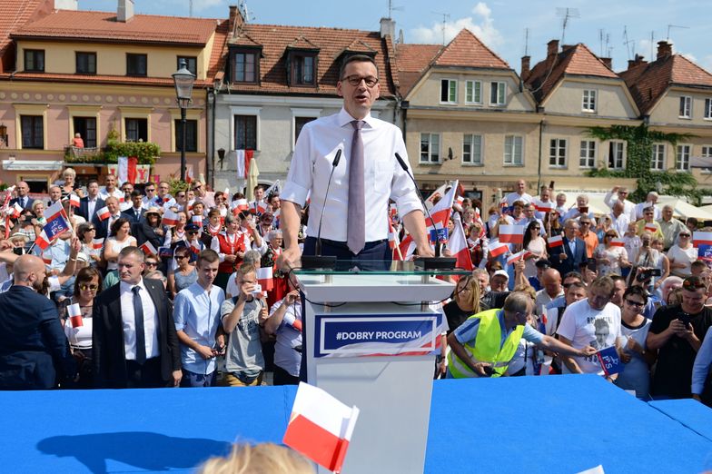 Premier Mateusz Morawiecki spotkał się z mieszkańcami Sandomierza. Wielu skandowało: "Mateusz, Mateusz". Premier zażartował, że pewnie chodzi o filmowego Mateusza.