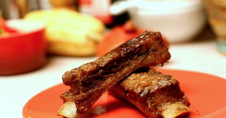 Żeberka wieprzowe z kością (mięso i tłuszcz) smażone na patelni