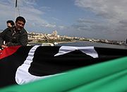 Przeciwnicy Kadafiego zawieszają w Bengazi starą flagę narodową