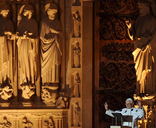Benedykt XVI przemierza drogę pielgrzymów w Lourdes