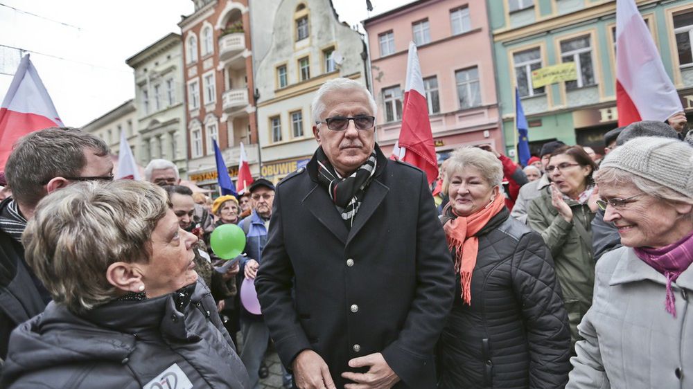 19.12.2015. Wadim Tyszkiewicz podczas demonstracji KOD w Nowej Soli.