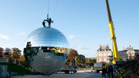Największa na świecie kula dyskotekowa pojawiła się w Paryżu [wideo] 1