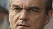 Waldemar Pawlak nie dość, że obiecuje pomoc finansową producentom aut, to jeszcze niedawno bez zażenowania reklamował samochody Toyoty.