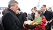 Prezydent Bronisław Komorowski witany przez dzieci w Chinach.