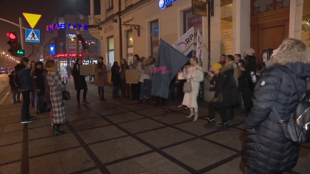 “Takie słowa ranią”. Protest kobiet przed siedzibą PiS w Częstochowie przeciwko wypowiedzi J. Kaczyńskiego