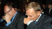 Donald Tusk i prezydent Gdańska Paweł Adamowicz zażywają tabaki w przerwie pomorskiej konwencji wyborczej PO w październiku 2006 roku.