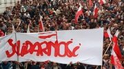 Polacy wspominają czasy Solidarności niczym pierwszą miłość