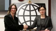 P.o. szefa Przedstawicielstwa Banku Światowego Emilia Skrok, podsekretarz Stanu w Ministerstwie Finansów Katarzyna Zajdel - Kurowska podczas podpisania umowy pomiędzy Rządem RP a Bankiem Światowym na udzielenie pożyczki w wysokości 975 milionów euro.