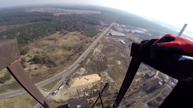 Film dnia. Niesamowite ryzyko! Wspiął się na opuszczony komin 1