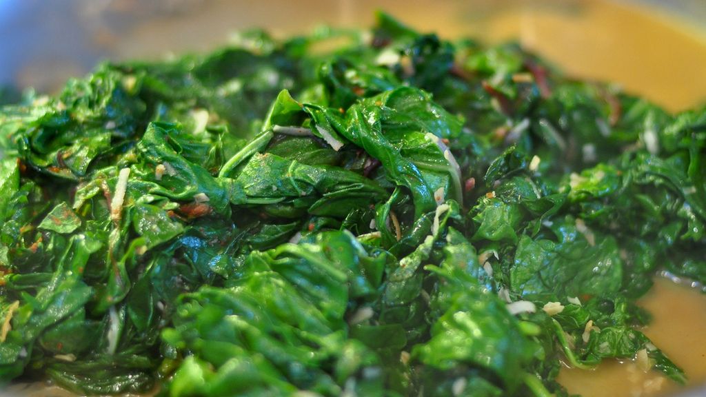 Komatsuna gotowana z dodatkiem soli, odsączona