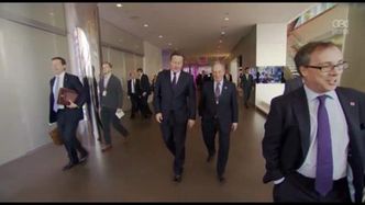 Premier Wielkiej Brytanii przyłapany na plotkach o królowej