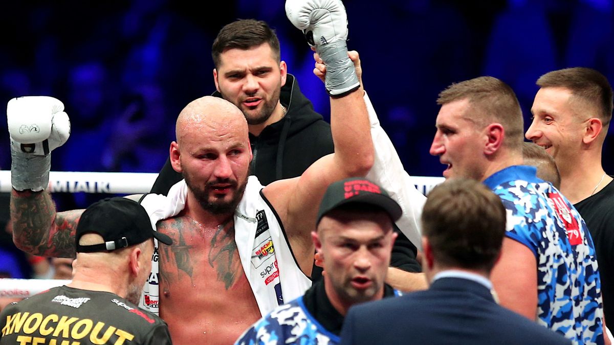 PAP / Andrzej Grygiel / Na zdjęciu: Artur Szpilka (z lewej) zwyciężył w pojedynku wagi ciężkiej z Mariuszem Wachem (z prawej)
