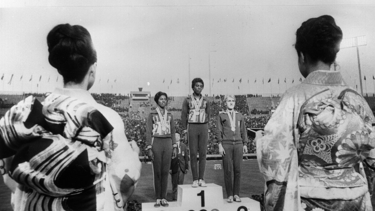 Zdjęcie okładkowe artykułu: Getty Images / Keystone / Na zdjęciu od lewej na podium: Edith McGuire, Wyomia Tyus i Ewa Kłobukowska