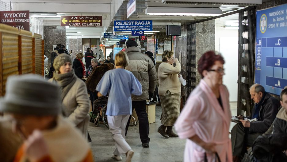 Kolejka do lekarza
Lublin, 24.01.2014. Wojew�dzki Szpital Specjalistyczny kolejka po us�ugi medyczne

PAP/Wojciech Pacewicz
Wojciech Pacewicz
kolejka, oczekiwanie, leczenie, rejestracja, rejestrowanie, lekarz, medycyna, zdrowie, kolejki, ilustracja, narodowy fundusz zdrowia, NFZ, s�u�ba zdrowia, szpital, architektura, pacjenci, przychodnia zdrowia, poradnia, specjalistyczna