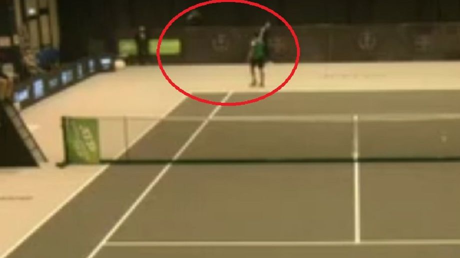 Materiały prasowe / Na zdjęciu: Kamil Majchrzak rzucił rakietą w kierunku chłopca do podawania piłek