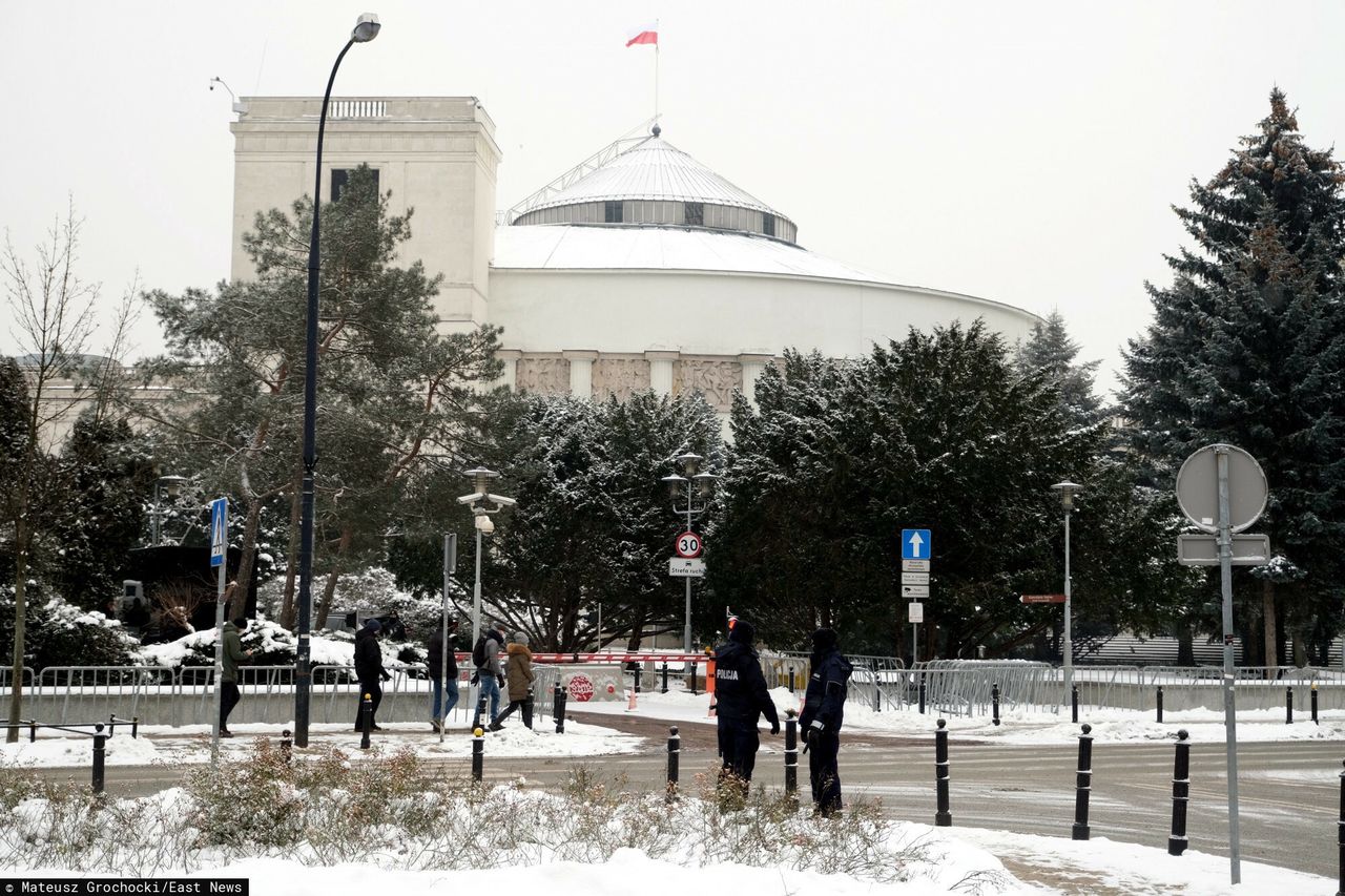 Sejm. Warszawa. Strażnik postrzelił się w nogę