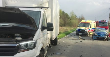 Poważny wypadek. Policjanci ratowali życie kierowcy