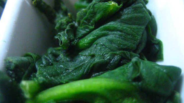 Szpinak nowozelandzki gotowany z dodatkiem soli, odsączony