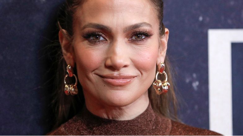 52-letnia Jennifer Lopez odsłania UMIĘŚNIONY BRZUCH na ściance (ZDJĘCIA)