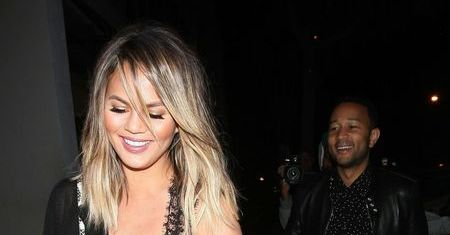 "Inside Amy Schumer": Chrissy Teigen nie upilnowała niesfornej bluzki