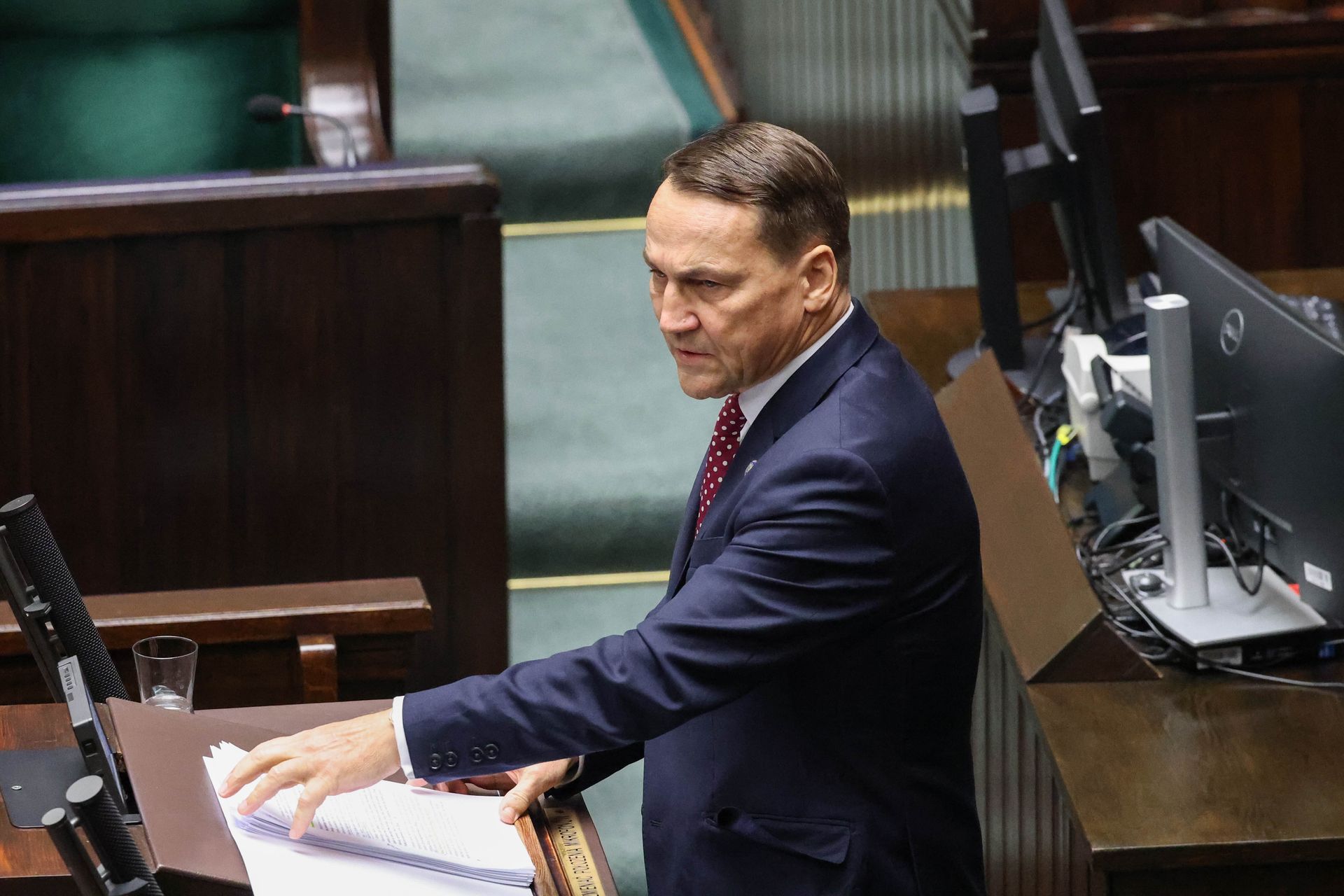 Sikorski po expose odpowiedział na pytania. "Nieźle nam się powodzi" Kép
