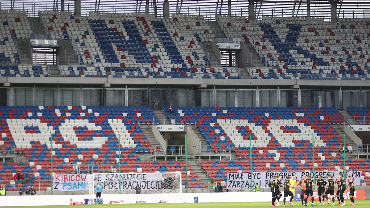Zdjęcie okładkowe artykułu: PAP / Andrzej Grygiel / Na zdjęciu: pusta trybuna na stadionie Górnika Zabrze