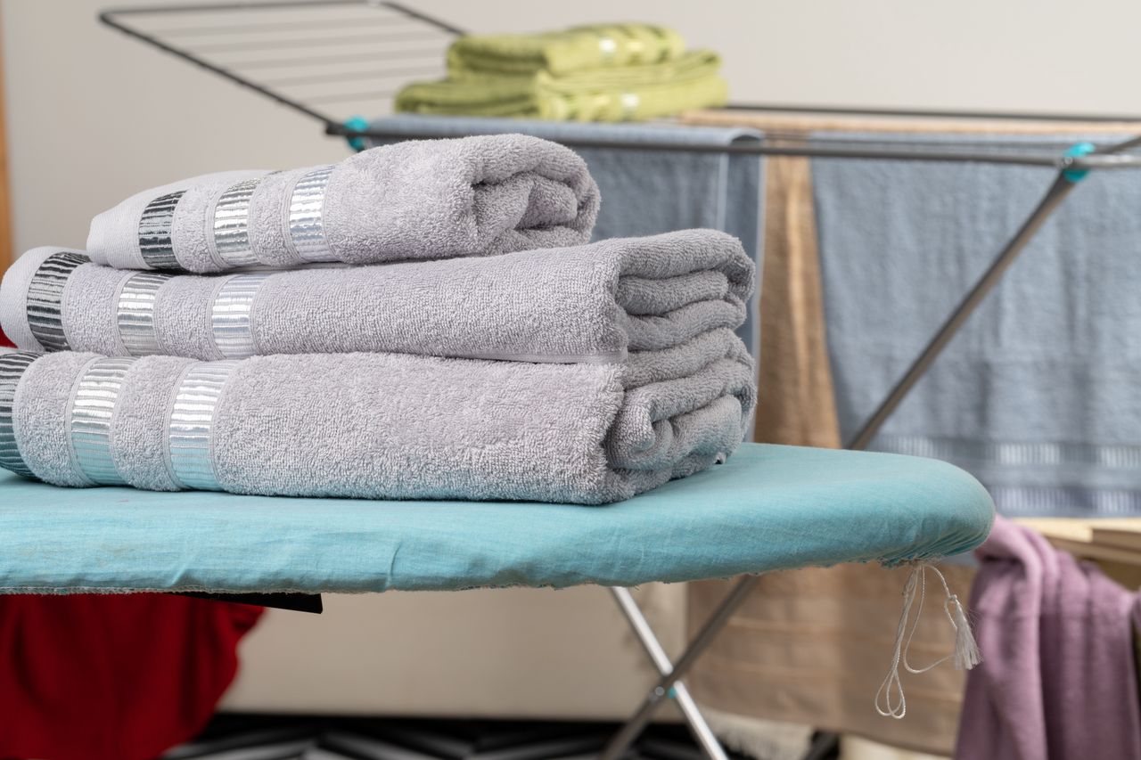 Ten trik sprawi, że ręczniki będą miękkie po każdym praniu