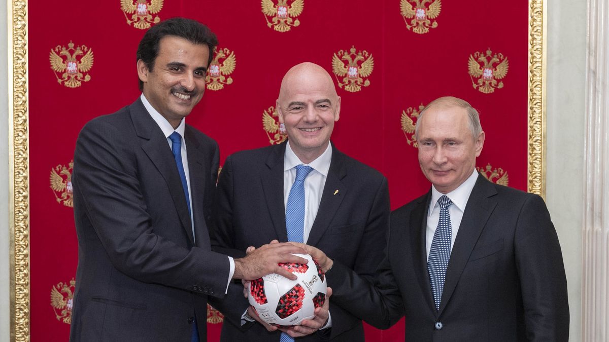 Zdjęcie okładkowe artykułu: Getty Images / Qatar Emirate Council / Handout/Anadolu Agency/Getty Images / Od lewej: emir Kataru Hamad Al-Sani, prezydent FIFA Gianni Infantino i prezydent Rosji Władimir Putin